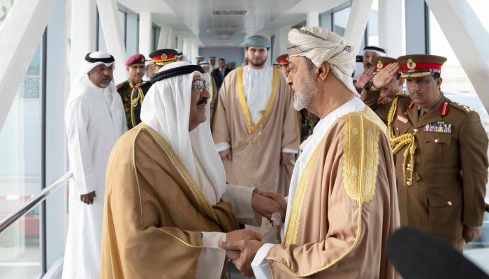 أمير الكويت يغادر سلطنة عمان.. وجلالة السلطان المعظم في مقدمة مودّعيه