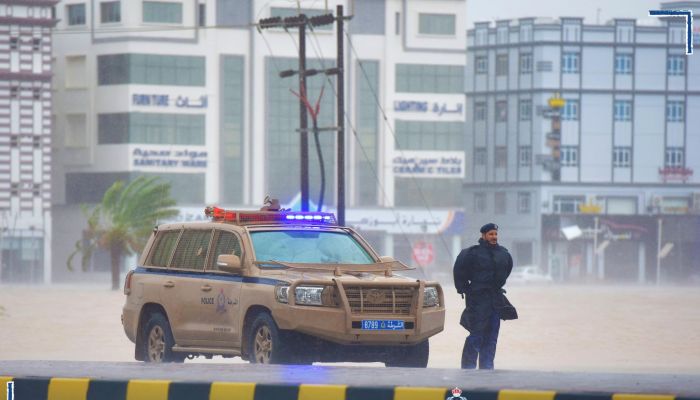 عمان مستعدة: انقطاع الحركة المرورية بين ولايتي صحم وصحار