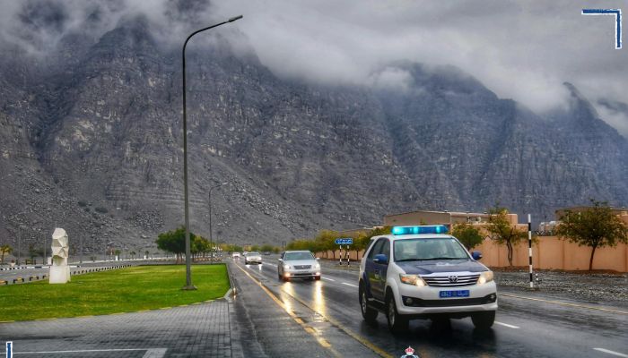 الشرطة تستوقف 36 شخصًا لمجازفتهم بعبور الأودية