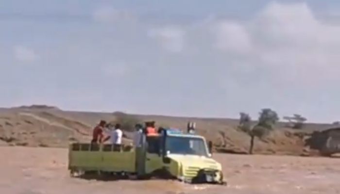 إنقاذ ٣ أشخاص إثر احتجاز مركبتهم في مجرى وادي حلفين بأدم