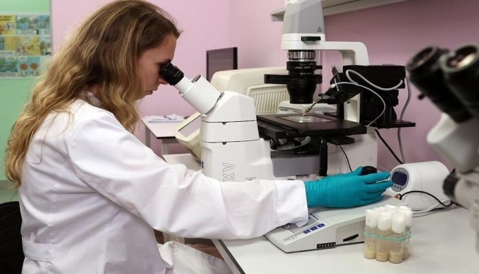 روسيا تبتكر فيروسات تحلل الأورام وتدمر سرطان الدماغ والثدي
