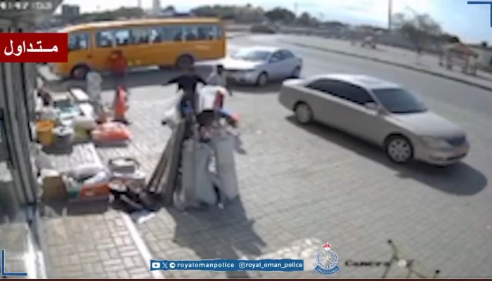 القبض على شخص سرق مركبة في وضع التشغيل بولاية السيب