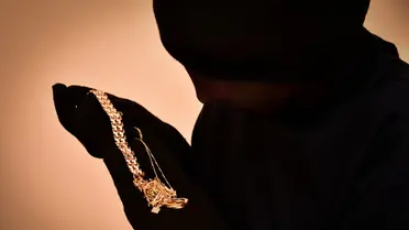 القبض على ٣ أشخاص سرقوا مجوهرات ومقتنيات ثمينة ببوشر