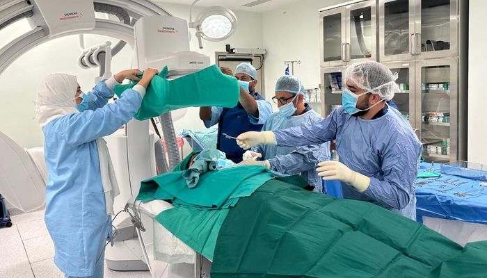 لأول مرة .. إجراء 3 عمليات زراعة أجهزة لعلاج اضطراب نظم القلب بمستشفى نزوى