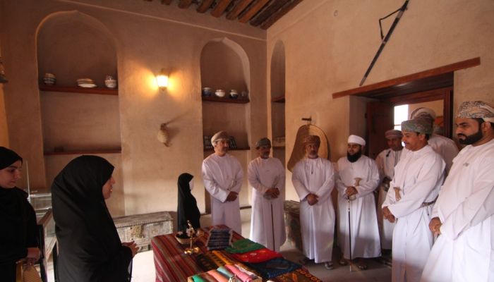 أوقاف محافظة الداخلية تدشن فعالية ’جسور’ عُمان ... هوية وحضارة بقلعة نزوى