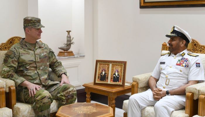 رئيس أركان قوات السُّلطان المسلحة يستقبل قائد القوات الجوية الأمريكية