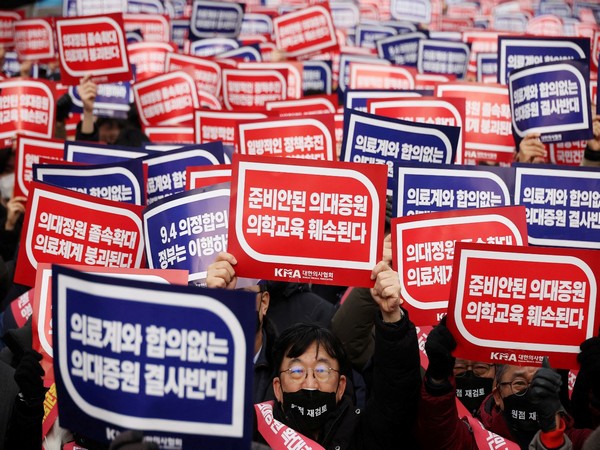 South Korea: Thousands of doctors protest govt's plan to increase medical school admissions