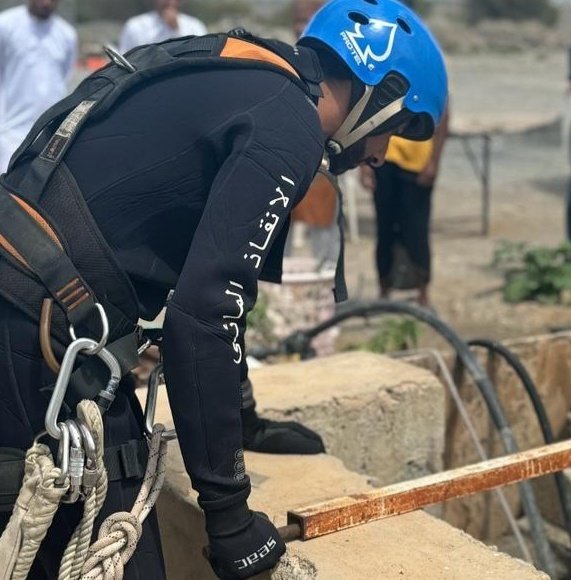 إنقاذ شخص سقط في بئر متأثرا بإصابة متوسطة بمنح