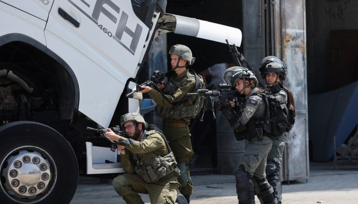 قوات الاحتلال الإسرائيلي تقتحم مدينتي طولكرم ونابلس في الضفة الغربية