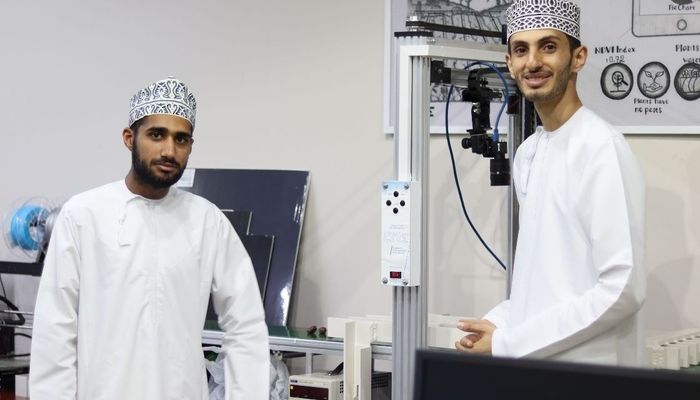 مشروع طلابي عماني يعمل على فرز التمور الصالحة للأكل بتقنية الذكاء الاصطناعي