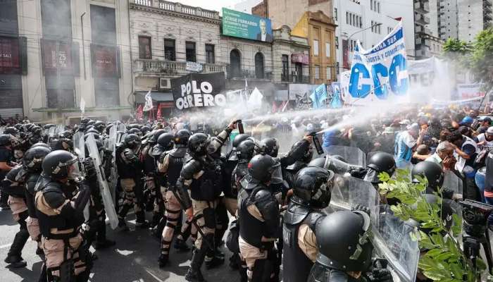 Argentina: Riot police confront Milei austerity protests