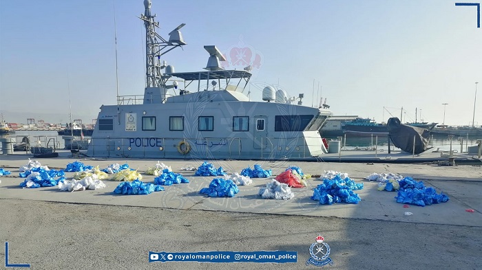 Five arrested for attempting to smuggle over 900 packages of drugs into Oman