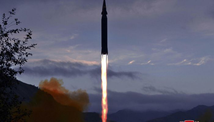 كوريا الشمالية تنجح في إطلاق صاروخ جديد يفوق سرعة الصوت