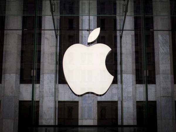 US sues tech giant Apple for "monopolising" smartphone market