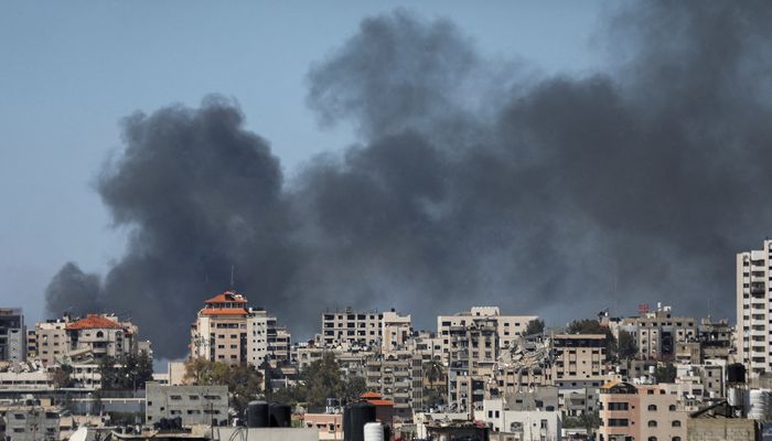 استشهاد 7 فلسطينيين إثر قصف الاحتلال منزلًا في دير البلح