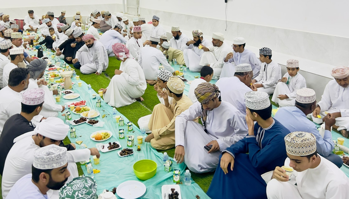 الإفطارُ الجماعي.. عادةٌ رمضانيةٌ تُجسِّدُ عُمقَ الترابطِ بين أبناء المجتمع