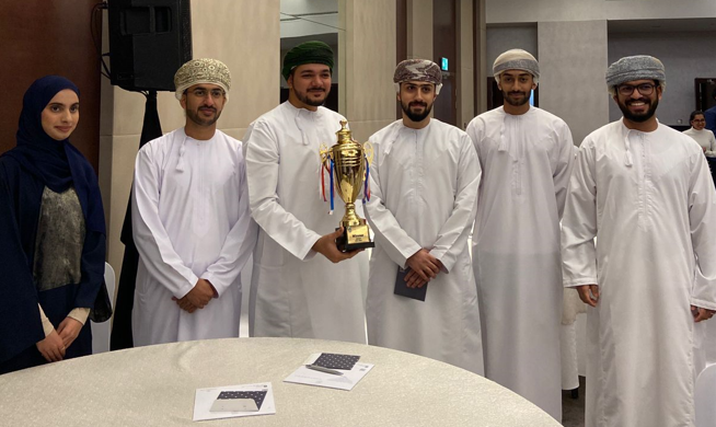 فريق الكلية الحديثة للتجارة والعلوم يفوز جائزة تحدي أبحاث الاستثمار في عمان 2024