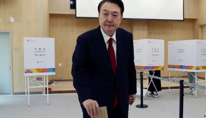 South Korean president casts ballot in early voting