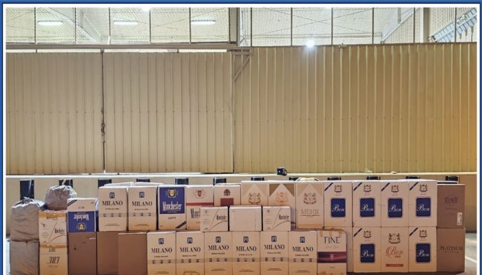 مداهمة منزل عمالة وافدة ببوشر.. وضبط سجائر ممنوعة