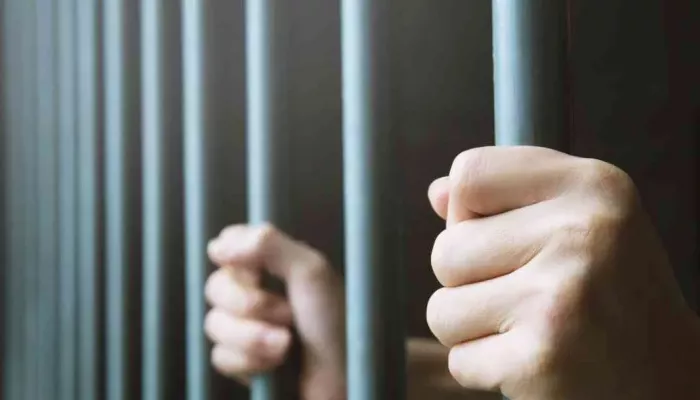 القبض على ٣ وافدين مطلوبين لارتكاب جريمة قتل بالإمارات