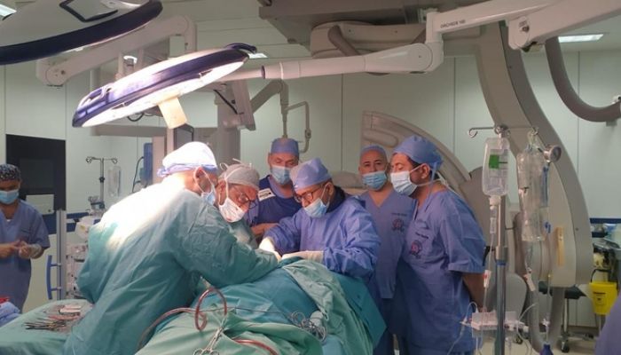 المستشفى السُّلطاني يجري عملية نادرة لإنقاذ حياة مريضة