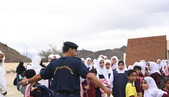 نقل ١٢٠٠ شخص من إحدى مدارس المضيبي بعد ارتفاع منسوب مياه الأمطار
