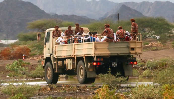 كتيبة الصحراء بالجيش السلطاني تنقل طلبة مدارس بشمال الشرقية جراء الحالة الجوية