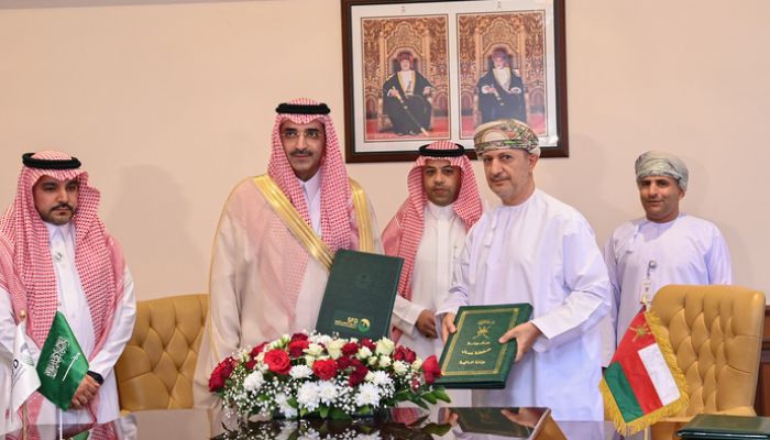 سلطنة عُمان والسعودية توقعان على مذكرة تفاهم لتمويل البنية الأساسية للمناطق الصناعية