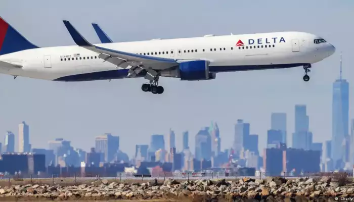 Emergency slide falls from Delta Air Lines Boeing in mid-air
