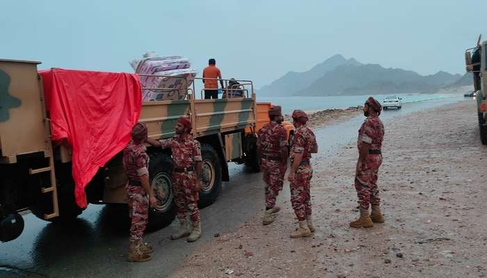 Oman's military forces carry out support operations for shelter centres