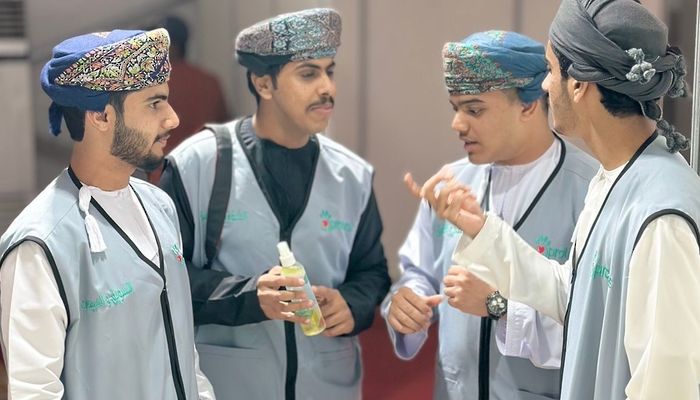 طلاب عمانيين ينجحون في إنتاج مبيد طبيعي للقضاء على حشرات الحيوانات