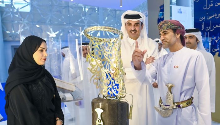 أميرُ دولة قطر يزُور جناح سلطنة عُمان بمعرض الدوحة الدولي للكتاب