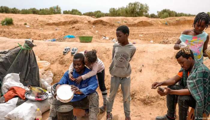 Tunisia: Thousands of migrants 'dumped' in the desert