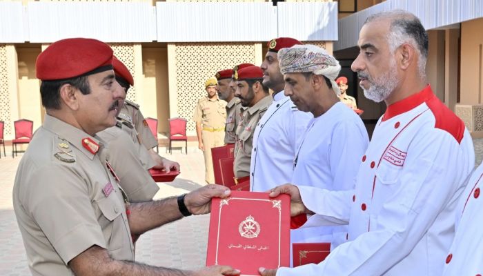 قائد الجيش السلطاني العُماني يكرم فريق الإعاشة الدولي