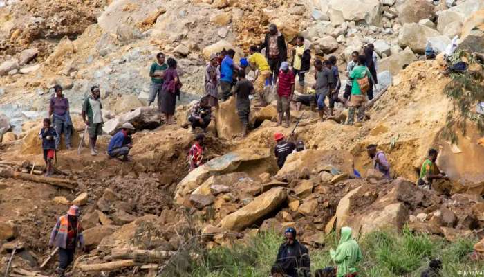 Papua New Guinea: Thousands asked to flee 'active' landslide