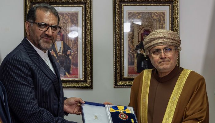 جلالة السُّلطان المعظّم يمنح وسام النعمان من الدرجة الأولى للسفير الإيراني السابق