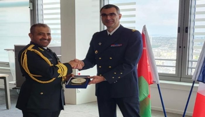 رئيس أركان قوات السلطان المسلحة يلتقي مدير التطوير الدولي للقوات المسلحة الفرنسية