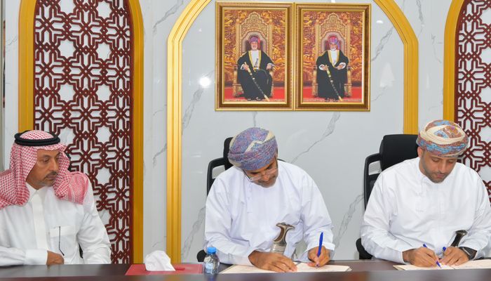 التوقيع على اتفاقيتين في مجال استزراع المحاريات والطحالب بسلطنة عمان