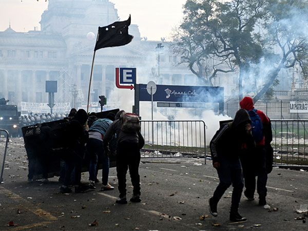 Argentina: Clashes Erupt Between Police, Anti-govt Protesters As ...