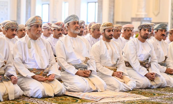 His Majesty offers Eid prayers at Al Murtafaa Garrison Mosque