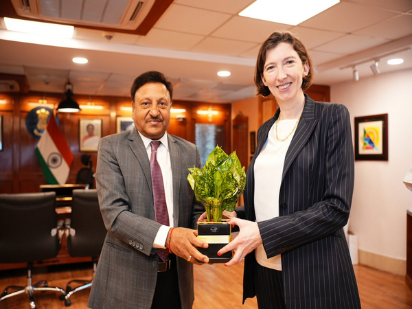 British High Commissioner to India calls on CEC Rajiv Kumar