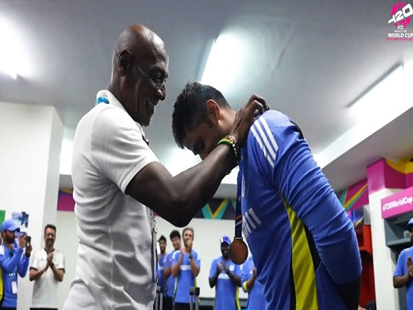 T20 WC: Viv Richards presents Suryakumar with 'Fielder of the Match' award, gives special message to Team India