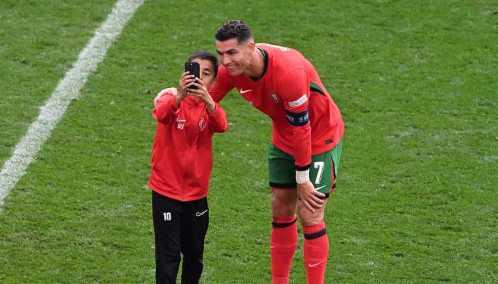 Portugal coach hails Ronaldo, criticises pitch invaders
