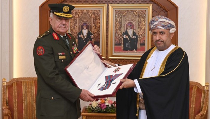 His Majesty confers Oman Military Order on Jordanian Joint Chiefs of Staff