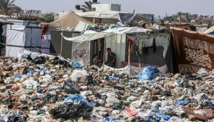 أطنان النفايات تحاصر خيام النازحين الفلسطينيين وسط قطاع غزة