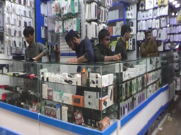 Prices of tech peripherals in Pakistan spike; business owners face losses as income goes down