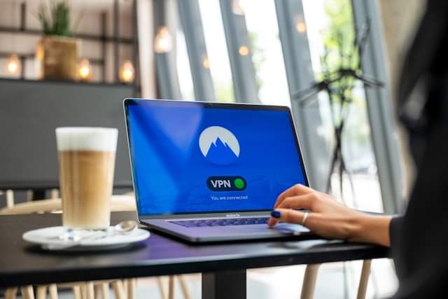 ما هو الـ VPN وكيفية استخدامه لتعزيز الخصوصية على الإنترنت؟