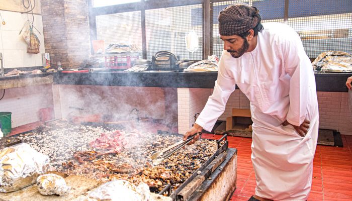 وجبات عُمانية تقليدية تجذب السياح بمحافظة ظفار