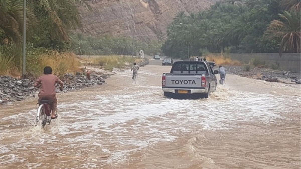 One dead, four rescued as vehicle gets swept away in Al Dakhiliyah