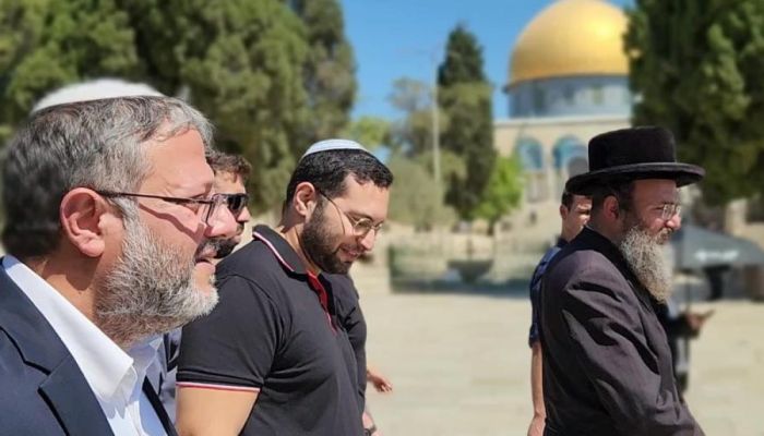 مئات الصهاينة يقتحمون الأقصى ويرقصون داخله برفقة وزير متطرف